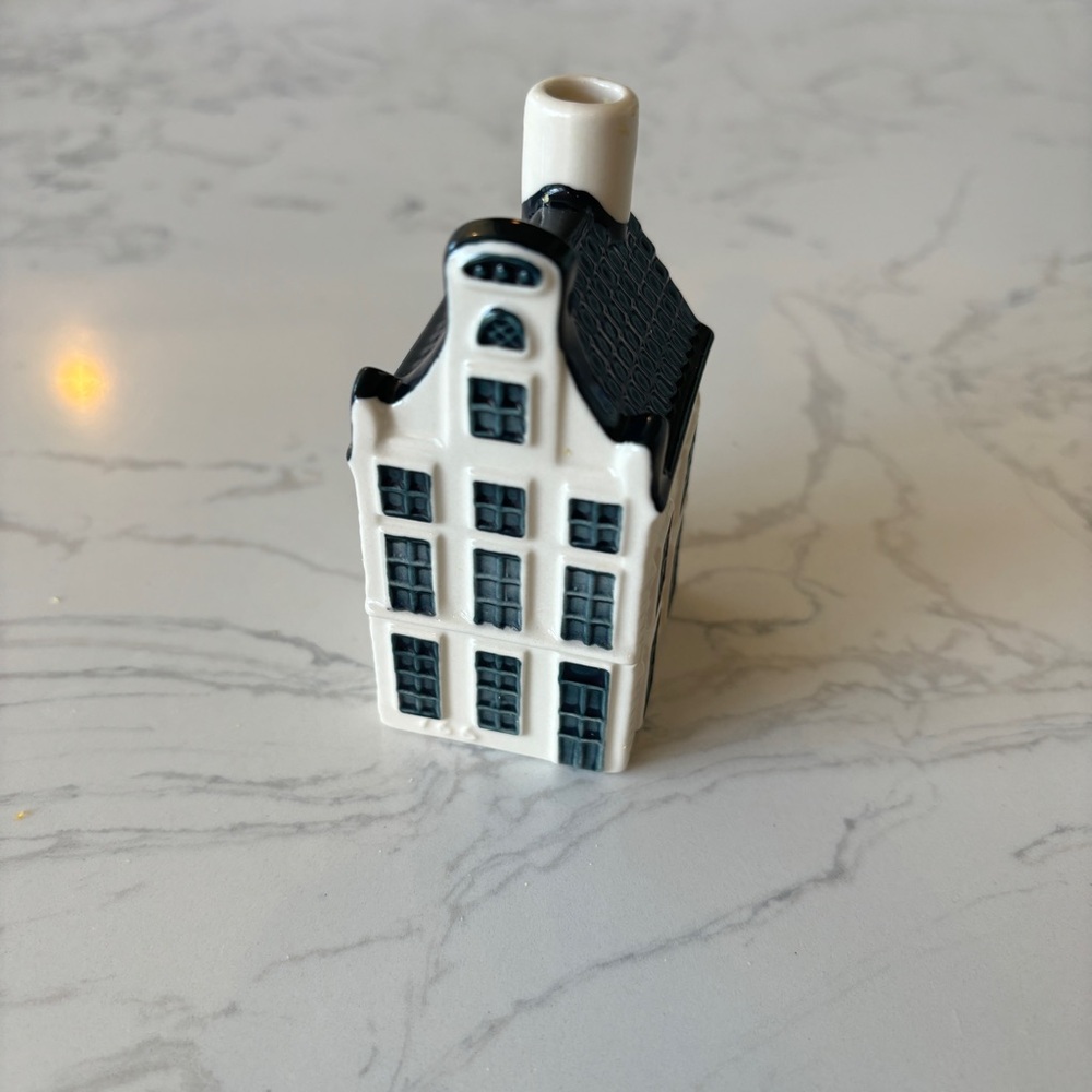 KLM #19 Blue Delft House by BOHLS